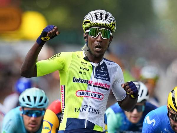 Biniam Girmay melakukan selebrasi setelah menyentuh garis finis etape ketiga Tour de France pada Senin (1/7). (Foto: AFP)