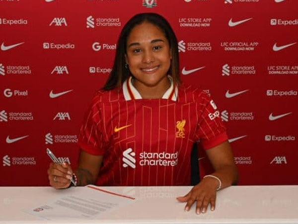 Young Canadian star Olivia Smith officially wears Liverpool women’s uniform