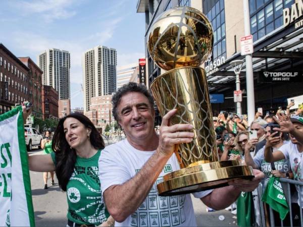 Gubernur Boston Celtics Wyc Grousbeck mengusung Trofi Larry O’Brien saat perayaan juara NBA musim 2023.2024. (Foto: AP)