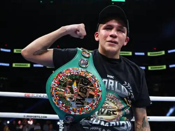 Bam Rodriguez mengalahkan Juan Francisco Estrada untuk merebut sabuk kelas terbang super versi Majalah Ring dan WBC. (Foto: Matchroom Boxing)