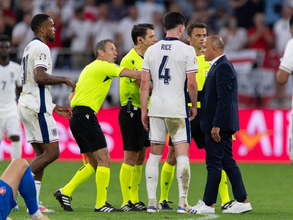 Francesco Calzona bersitegang dengan Declan Rice