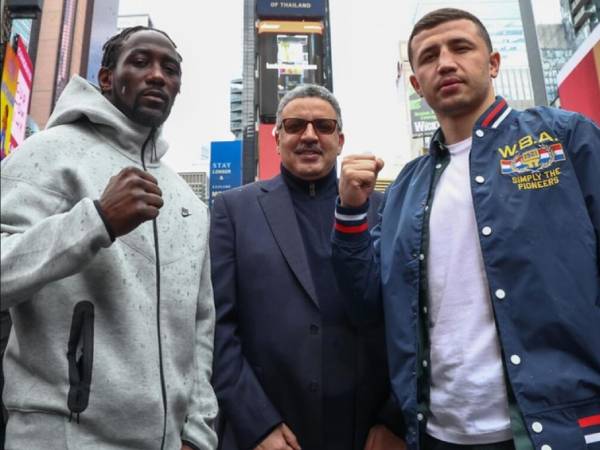 Terence Crawford (kiri) dan Israil Madrimov. (Foto: Riyadh Season)