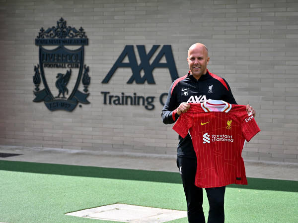 Arne Slot Kenang Kunjungan Pertamanya ke Anfield Stadium