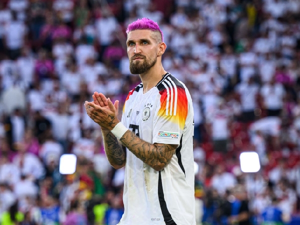 Gelandang Jerman, Robert Andrich, tampil mencolok dengan rambut pinknya