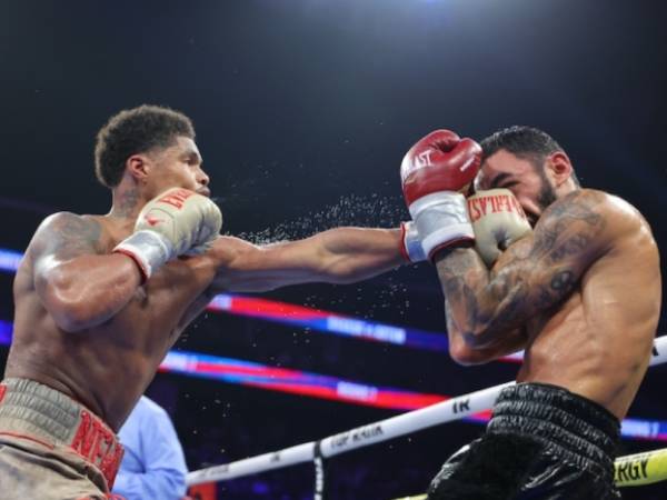 Shakur Stevenson (kiri) mengendalikan pertarungan melawan Artem Harutyunyan sejak ronde pertama. (Foto: Top Rank)