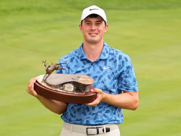 Davis Thompson berpose dengan trofi John Deere Classic. (Foto: Golf Digest)