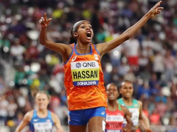 Sifan Hassan bereaksi setelah kemenangannya di nomor lari 10.000 meter di Olimpiade Tokyo 2020. (Foto: Reuters)