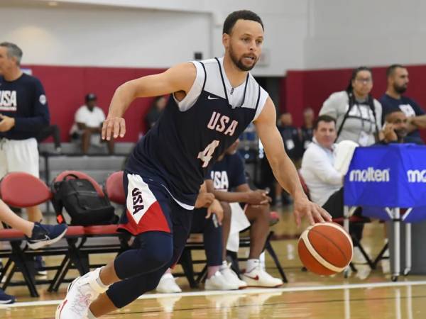 Steph Curry terlihat mengikuti latihan di pemusatan latihan tim Olimpiade AS di Las Vegas. (Foto: AP)