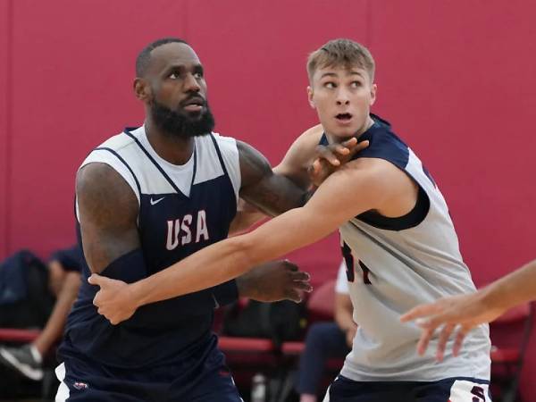 Cooper Flagg (kanan) menjaga LeBron James dalam pertandingan scrimmage antara Tim Olimpiade AS dan Tim Select. (Foto: AP)