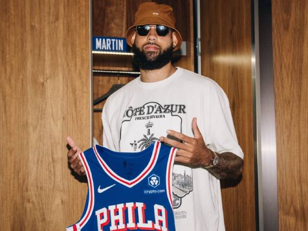 Caleb Martin berpose dengan seragam Sixers bernomor 16 di ruang ganti pemain. (Foto: X.com)