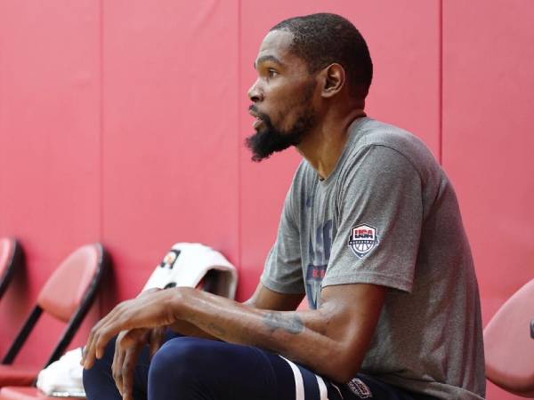 Kevin Durant mengalami cedera betis sekitar 10 hari sebelum pemusatan latihan Tim AS untuk Olimpiade. (Foto: AP)