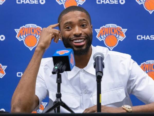 Mikal Bridges berbicara dalam perkenalan di fasilitas latihan Knicks di pinggiran kota New York. (Foto: AP)