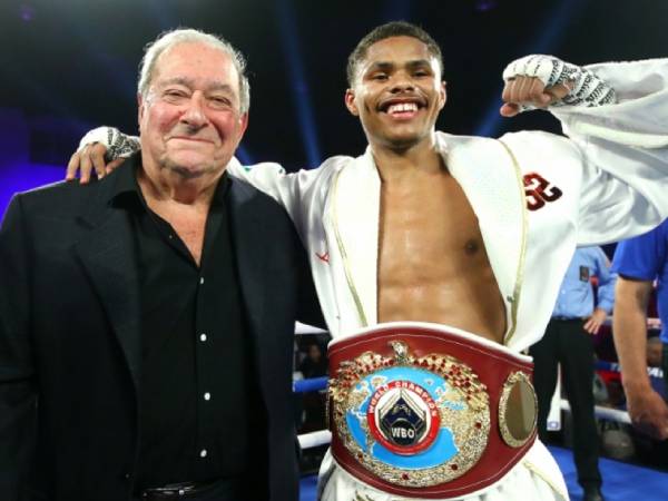 Shakur Stevenson (kanan) bersama bos Top Rank, Bob Arum. (Foto: Top Rank)