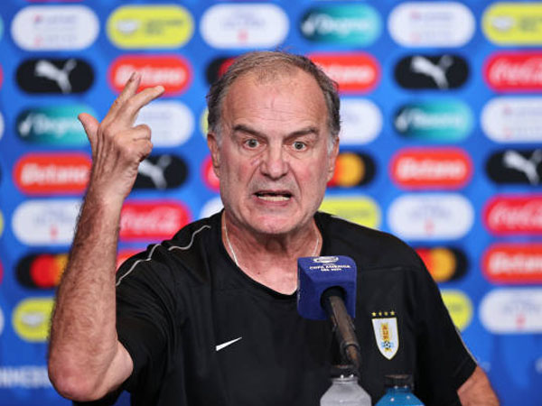 Bentrok dengan Pendukung Kolombia, Marcelo Bielsa Bela Pemain Uruguay