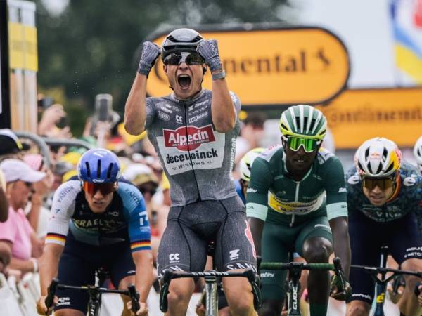 Jasper Philipsen melakukan selebrasi setelah memenangi etape 13 Tour de France 2024 pada Jumat (12/7). (Foto: AFP)