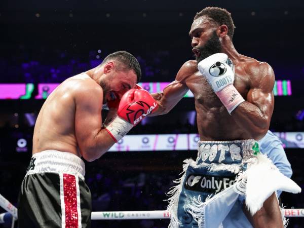 Jaron Ennis (kanan) hanya perlu lima ronde untuk menghentikan penantang David Avanesyan. (Foto: Matchroom Boxing)