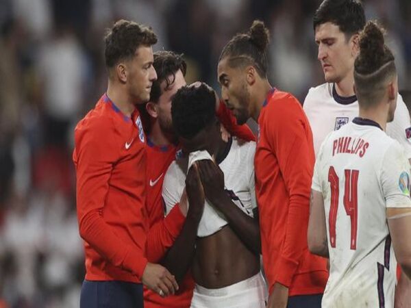 Micah Richards khawatir insiden rasisme yang menimpa Bukayo Saka di final Euro 2020 kembali terulang pada final Euro 2024 dini hari nanti (15/7) / via Getty Images