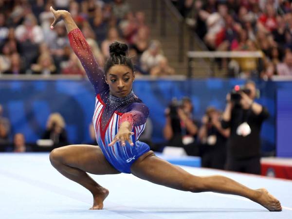 Simone Biles menggarisbawahi kehebatannya yang tak tertandingi dalam olahraga senam dengan gelar keenam di kejuaraan dunia. (Foto: AP)