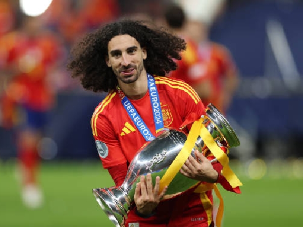 Marc Cucurella mengangkat trofi Euro 2024 bersama Spanyol