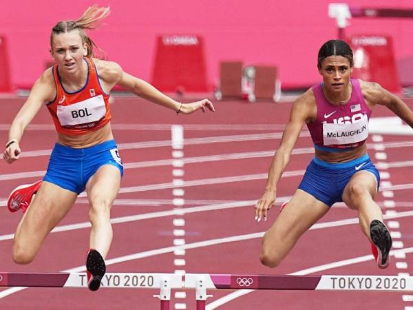 Sydney McLaughlin-Levrone (kanan) dan Femke Bol beradu di Olimpiade Tokyo. (Foto: Reuters)