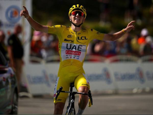 Tadej Pogacar melakukan selebrasi setelah memenangi etape 15 Tour de France pada Minggu (14/7). (Foto: AFP)