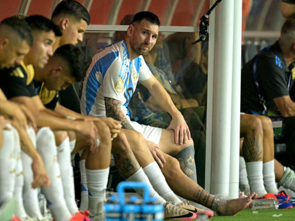 Tertatih-tatih Keluar Lapangan, Lionel Messi Cedera di Final Copa America