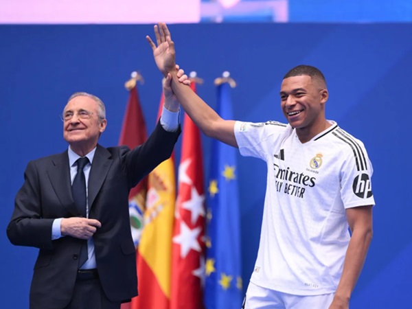 Florentino Perez Menyambut Kylian Mbappe di Santiago Bernabeu