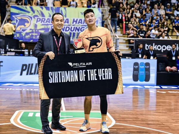 Hans Abraham Sabet Penghargaan IBL Sixth Man of The Year 2024