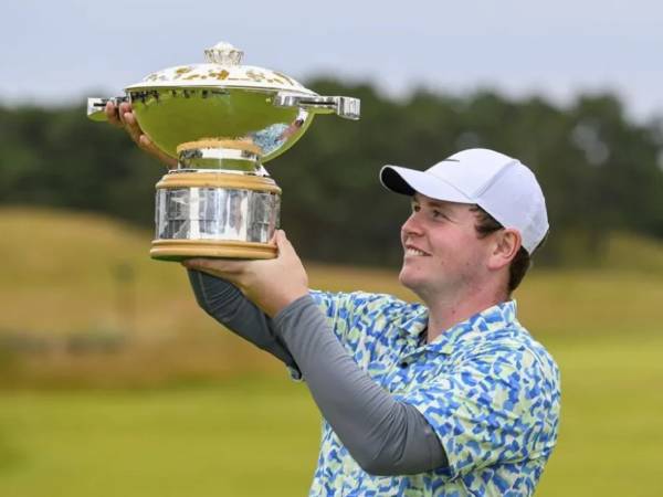 Robert MacIntyre berpose dengan trofi Genesis Scotland Open. (Foto: Golf Digest)