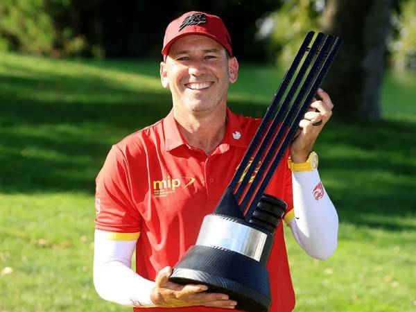 Sergio Garcia berpose dengan trofi LIV Golf Andalusia. (Foto: Golf Digest)