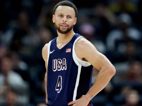 Steph Curry hanya menyumbangkan 3 poin saat Tim AS mengalahkan Australia dalam laga pemanasan Olimpiade pada Senin (15/7). (Foto: AP)