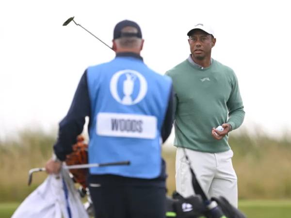 Tiger Woods berlatih didampingi caddy-nya Lance Bennett di Royal Troon Golf Club pada Minggu (14/7). (Foto: AP)