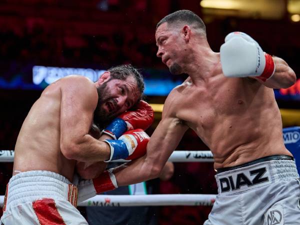 Nate Diaz (kanan) mengalahkan Jorge Masvidal melalui kemenangan angka mayoritas pada 6 Juli di Honda Center, Anaheim, California. (Foto: Reuters)