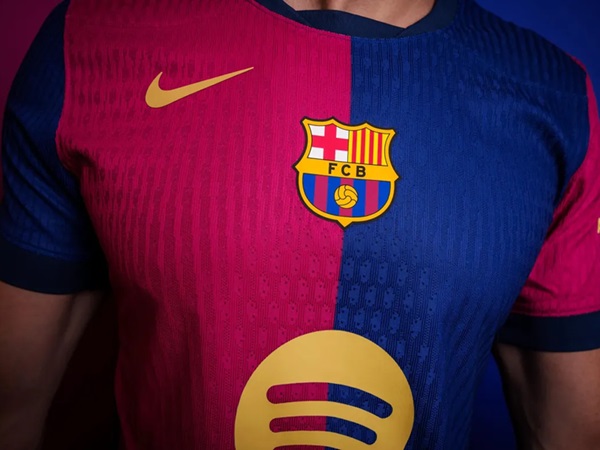 Barcelona Akhirnya Meluncurkan Jersey Kandang Merayakan 125 Tahun