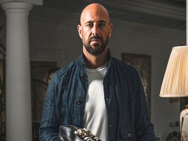 Como 1907 resmi mendatangkan Pepe Reina dengan status bebas transfer pada musim panas kali ini / via Como FC Official