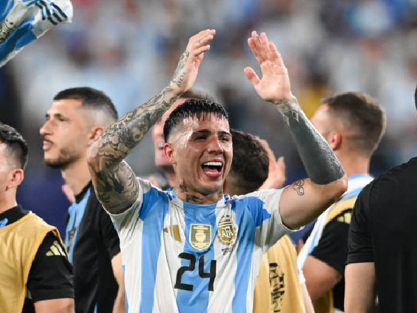 Enzo Fernandez memimpin nyanyian berbau rasisme yang dilakukan beberapa pemain Argentina