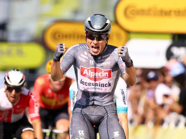 Jasper Philipsen melakukan selebrasi setelah memenangi etape 16 Tour de France pada Selasa (16/7). (Foto: AFP)