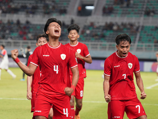 Pemain timnas Indonesia U-19 Kadek Arel merayakan gol ke gawang Filipina