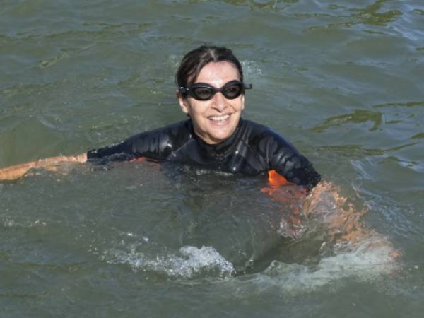 Setelah berbulan-bulan dinanti, Wali Kota Paris Anne Hidalgo berenang di Sungai Seine untuk menunjukkan cukup bersih untuk digunakan dalam penyelenggaraan Olimpiade. (Foto: AP)