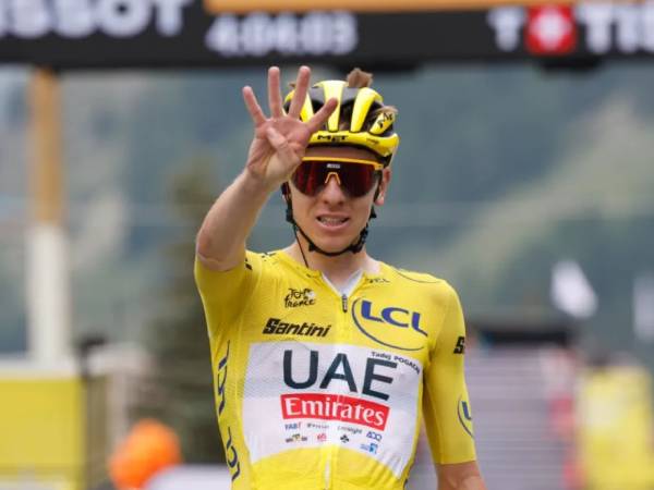 Tadej Pogacar melakukan selebrasi setelah memenangi etape keempatnya di Tour de France 2024 di Etape 19 pada Jumat (19/7). (Foto: AFP)