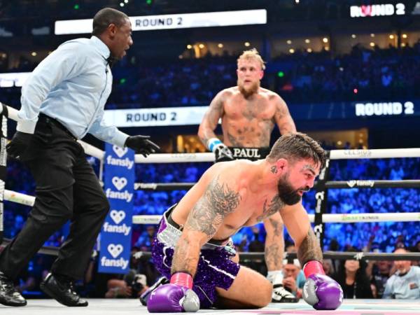 Jake Paul menelan korban terbaru dari dunia UFC setelah menang TKO atas Mike Perry. (Foto: Yahoo Sports)