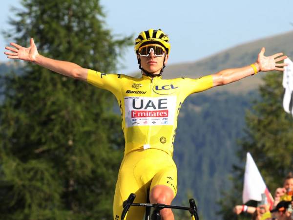 Tadej Pogacar melakukan selebrasi telah memenangi etape 20 Tour de France pada Sabtu (20/7). (Foto: AFP)