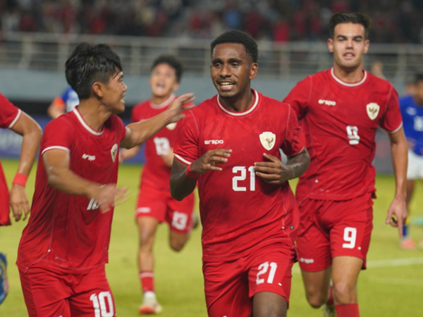 Pemain timnas Indonesia U-19, Iqbal Gwijangge merayakan gol ke gawang Kamboja