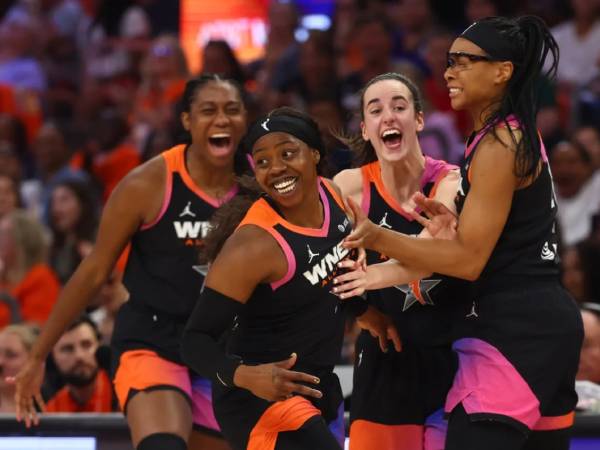 Arike Ogunbowale melakukan selebrasi bersama rekan-rekannya saat tim All Star WNBA mengalahkan Tim Olimpiade AS pada Sabtu (20/7) di Footprint Center. (Foto: AP)