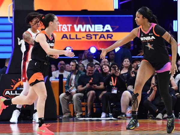 Caitlin Clark (kiri) dan Angel Reese melakukan tos saat bekerja sama untuk menghasilkan poin bagi Tim All-Star WNBA. (Foto: AP)