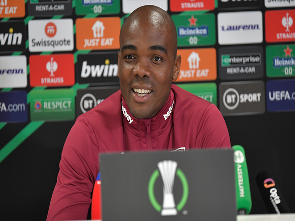 Telah menginjak usia 36 tahun dan baru diputus kontraknya oleh West Ham, Angelo Ogbonna menegaskan dirinya belum mau pensiun sebagai pemain profesional / via Getty Images