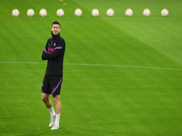 Sudah tak dibutuhkan lagi oleh klub, Barcelona mengupayakan segala cara untuk mendepak Clement Lenglet musim panas ini / via Getty Images