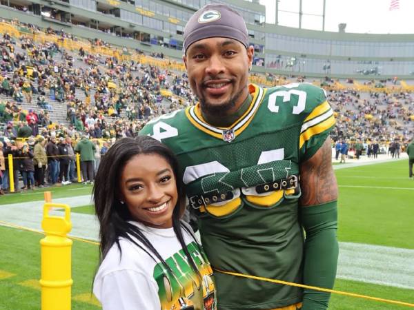 Jonathan Owens (kanan) dan sang istri, Simone Biles. (Foto: US Weekly)