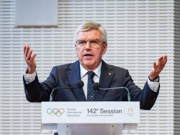 Presiden (IOC) Thomas Bach berbicara dalam upacara pembukaan sidang IOC ke-142 di Paris pada Senin (22/7). (Foto: Xinhua)