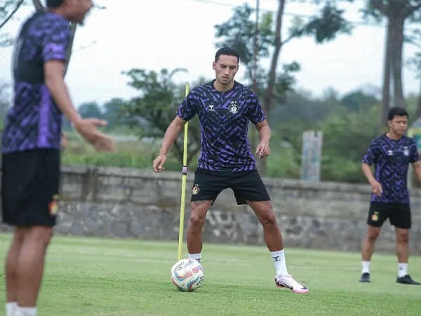 Penyerang Persik Kediri, Ezra Walian